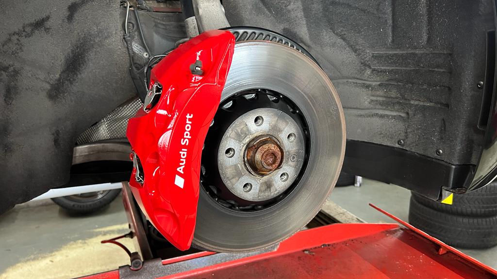 gele remmen op auto band