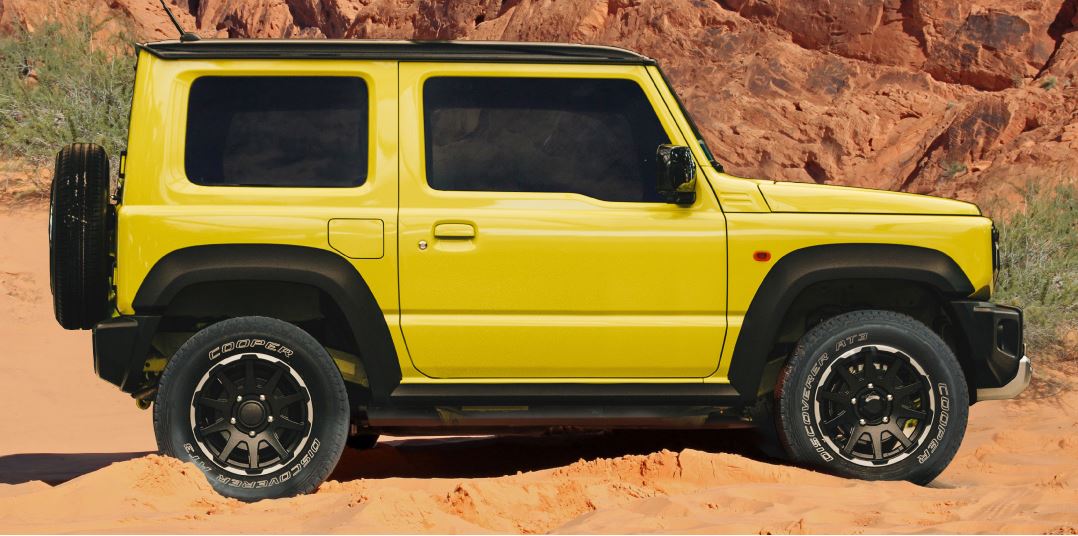 gele jeep in het zand