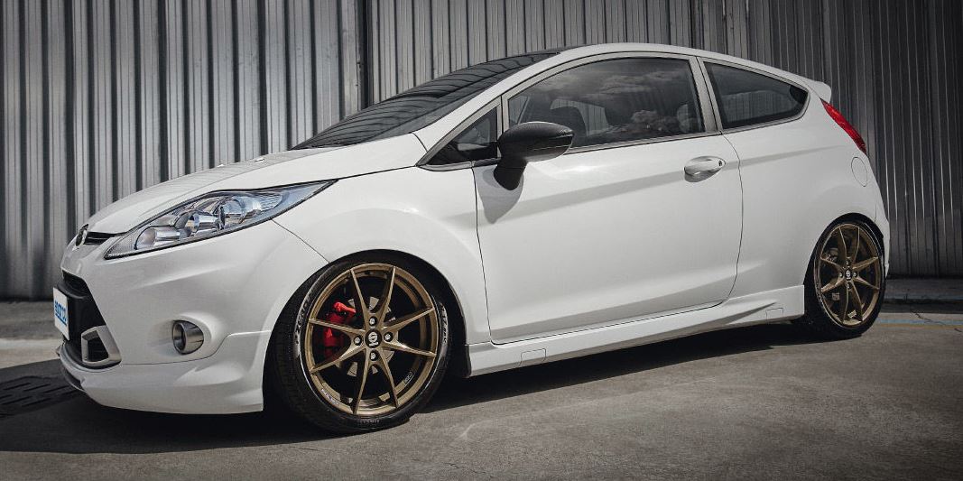 witte auto met nieuwe velgen