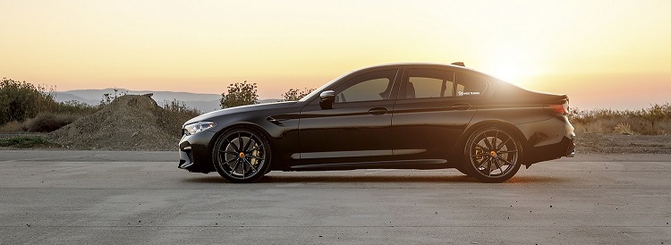 auto bij zonsondergang