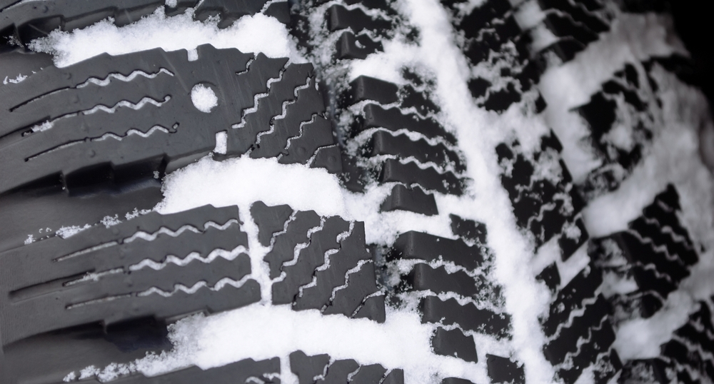 Close band met sneeuw ertussen