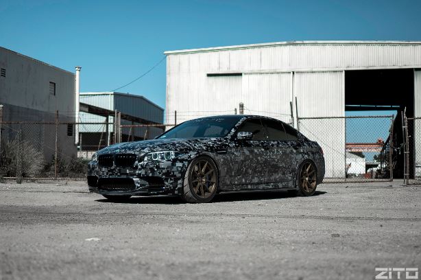 zito velgen op gepimpte auto